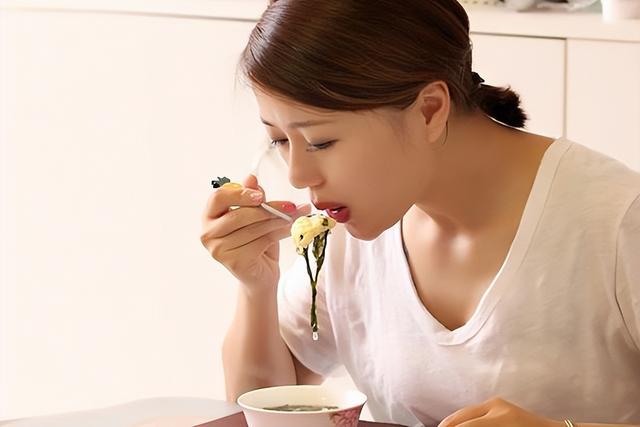 饮食|为变瘦，山东一女子坚持5年过午不食，她的现状，值得大家反思