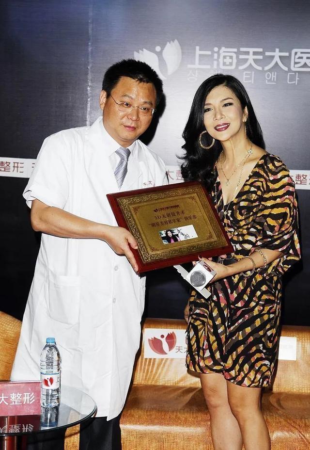 吴家丽给整形医生做嘉宾，摄影师不小心拍到她腿上的皱纹，太真实