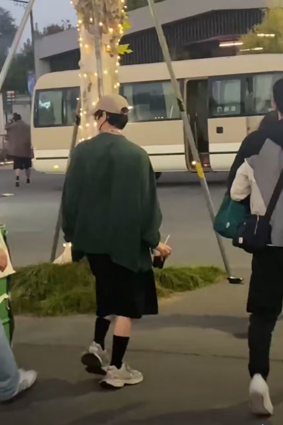 49岁何炅现身乌镇戏剧节,路人视角暴露身高,另类穿搭惹争议