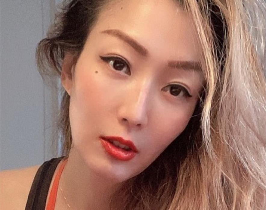 郑秀文|郑秀文惹争议!户外运动水杯直接塞进裤子里,50岁穿背心身材消瘦