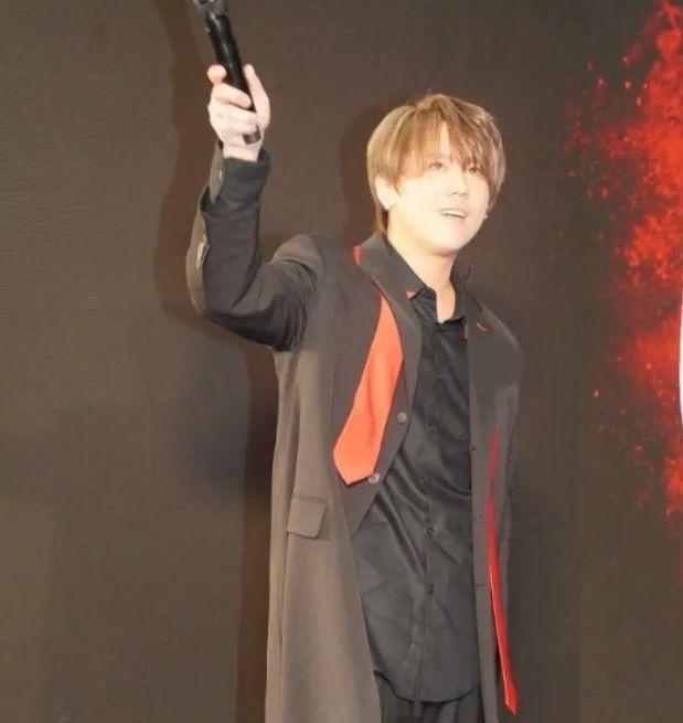 姜涛|香港顶流姜涛生日有排场,千名粉丝围堵铜锣湾,百名保安维持秩序