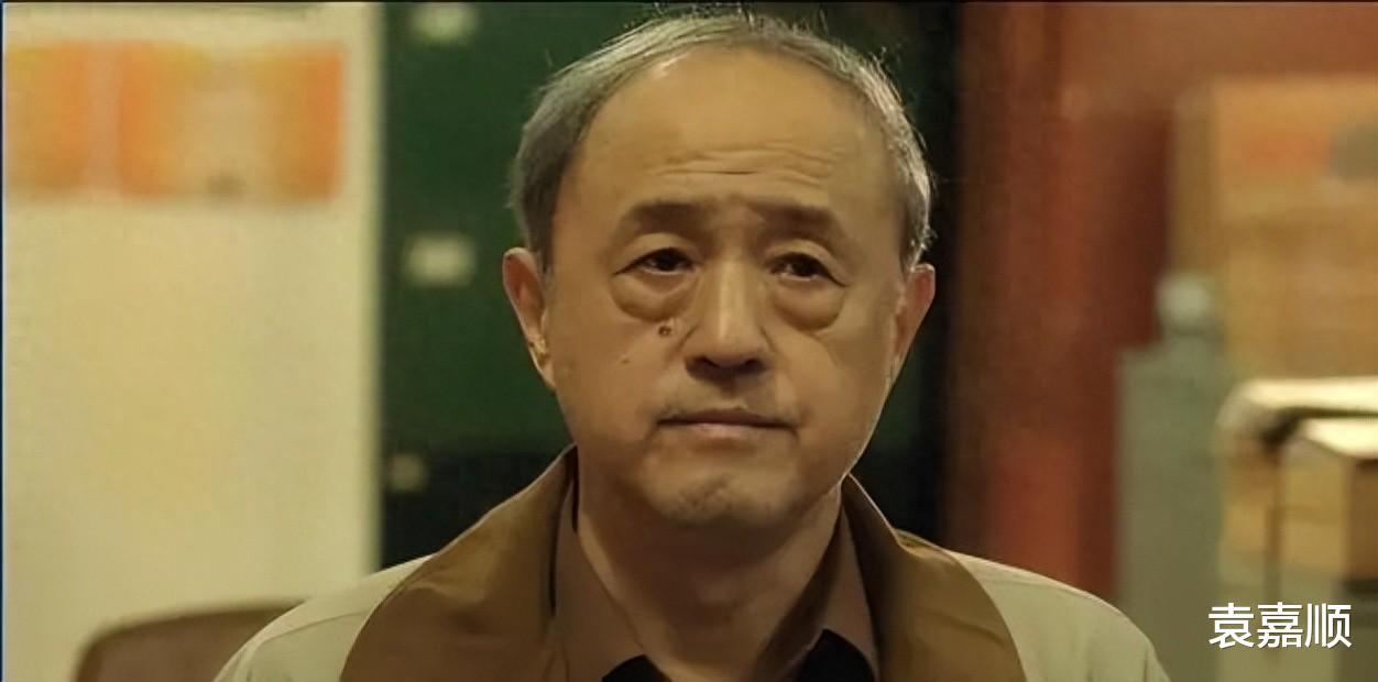 他，大器晚成，出道37年，56岁才走红，如今凭《三大队》再次出圈