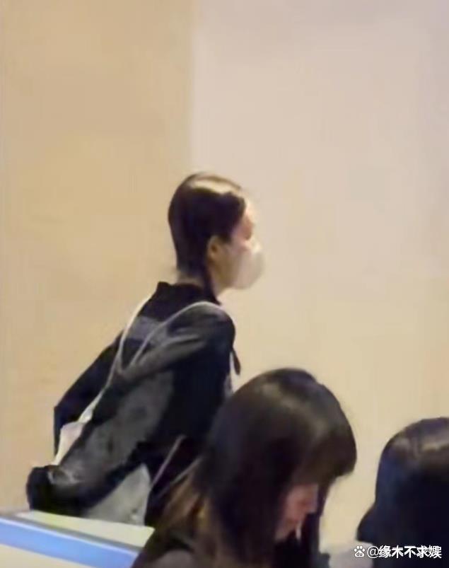 陈赫一家4口被偶遇，穿5000元T恤太壕气，39岁张子萱年轻漂亮！