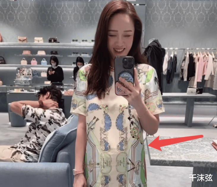 陈乔恩|怀了?陈乔恩肚凸孕味足,购买奢侈品累坏老公,上个月还喝酒吸烟