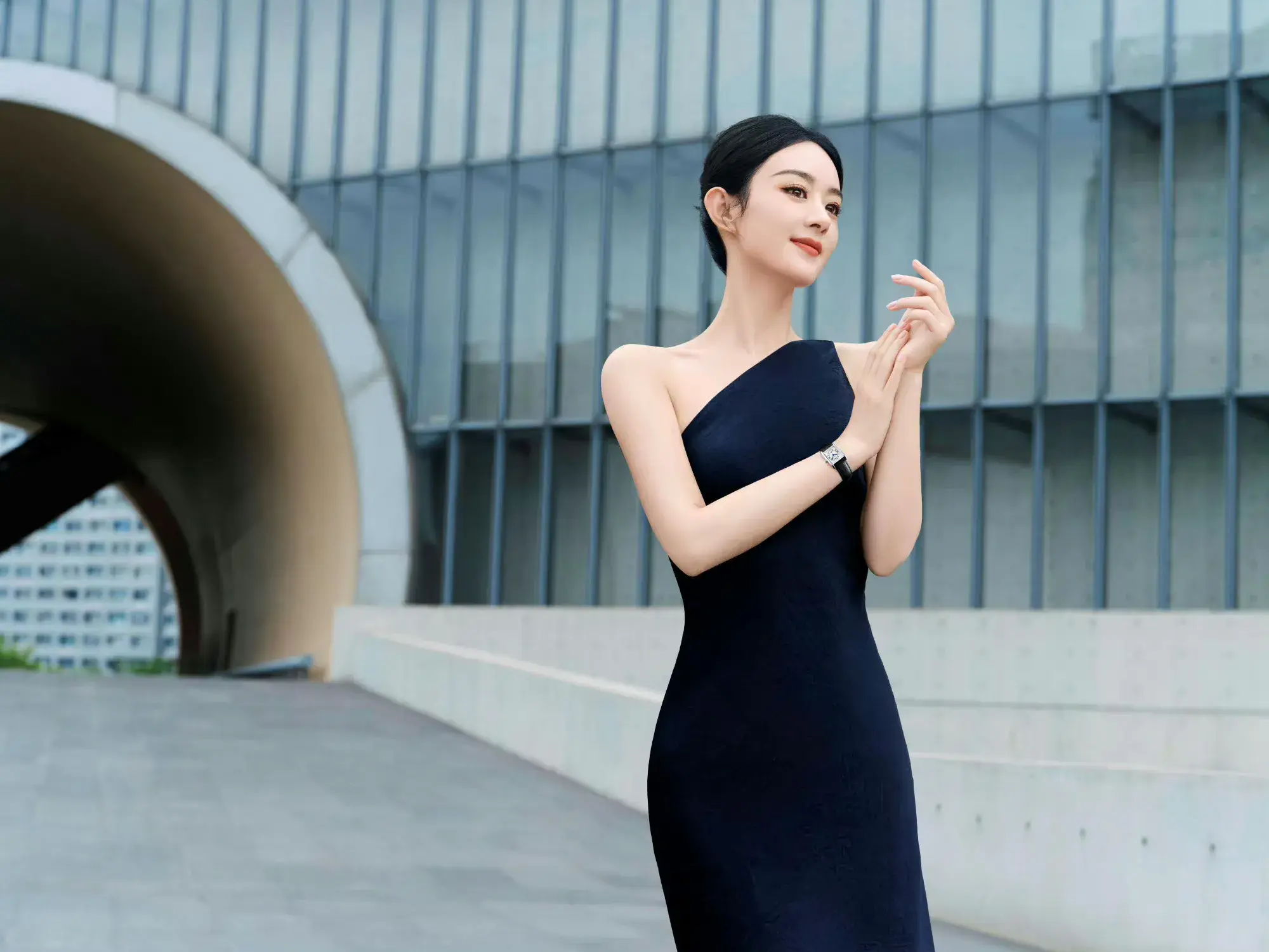 赵丽颖好优雅的美,一袭单肩黑色长裙婀娜多姿,眼神坚定很带感