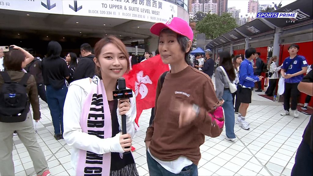 60岁香港影后低调现身足球赛难掩满头白发！