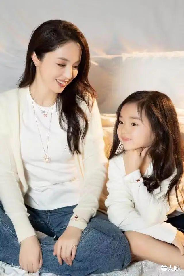 长裙 董璇6岁女儿太会凹!小小年纪各种摆拍超有范,时尚表现力不输明星妈