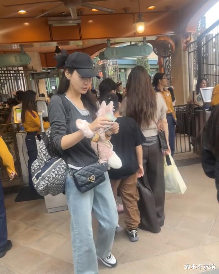 44岁杨雪迪士尼被偶遇,一身行头超7万,13岁女儿神似Angelababy