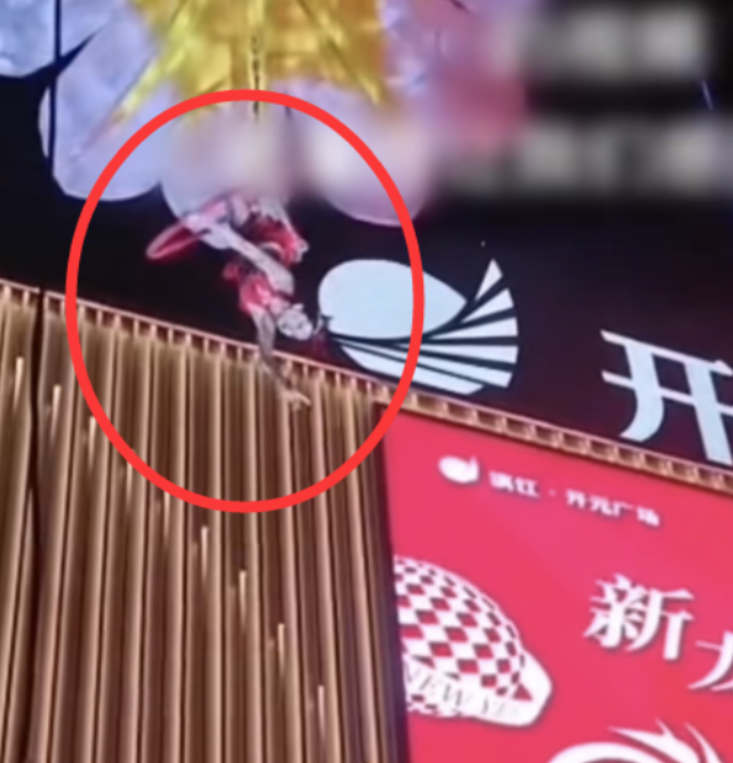 噩耗!女演员高空坠亡,年纪轻轻令人惋惜,目击者听到头骨断裂声