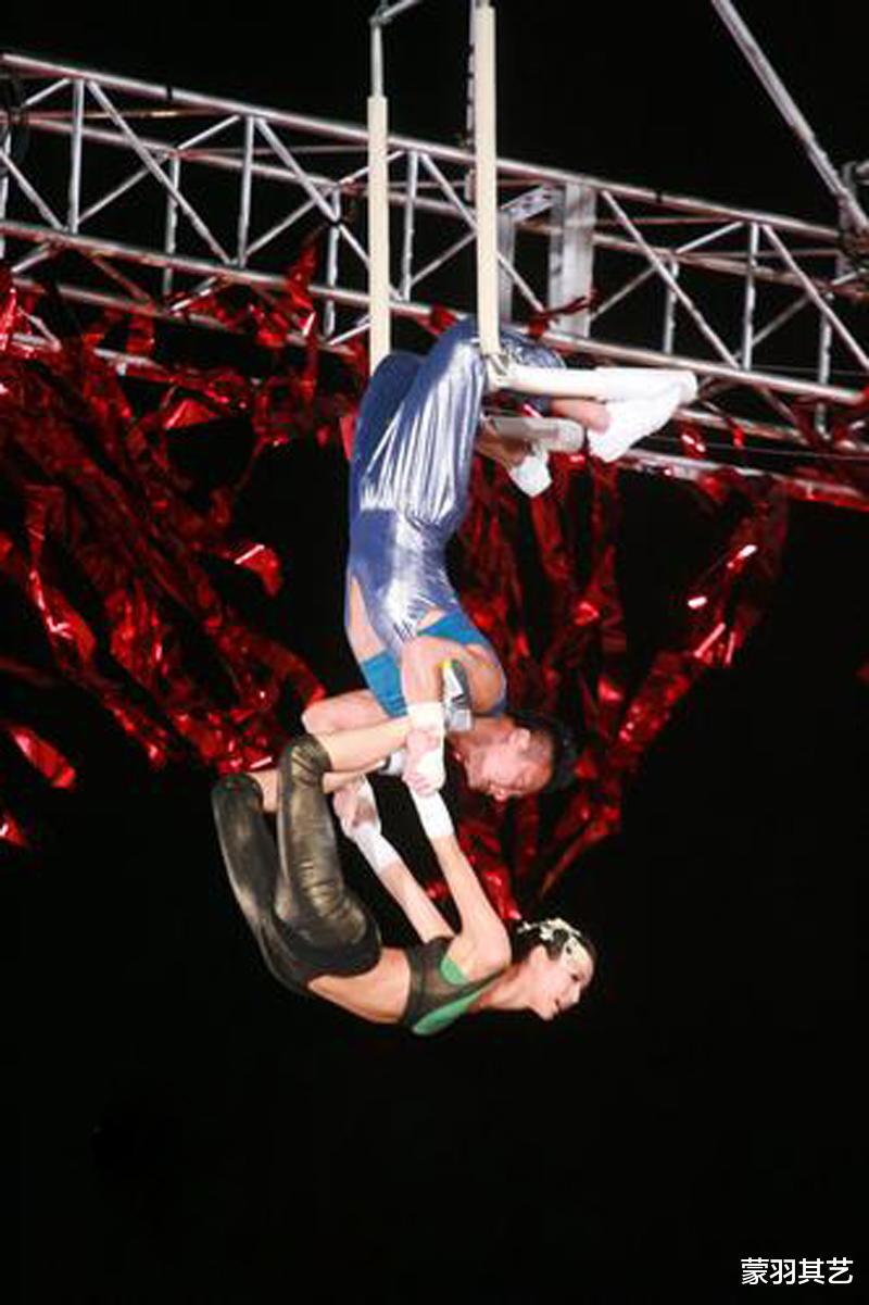 郑希怡|高空表演有多危险?港星郑希怡曾被扒掉裤子,坠落三楼树枝穿肺