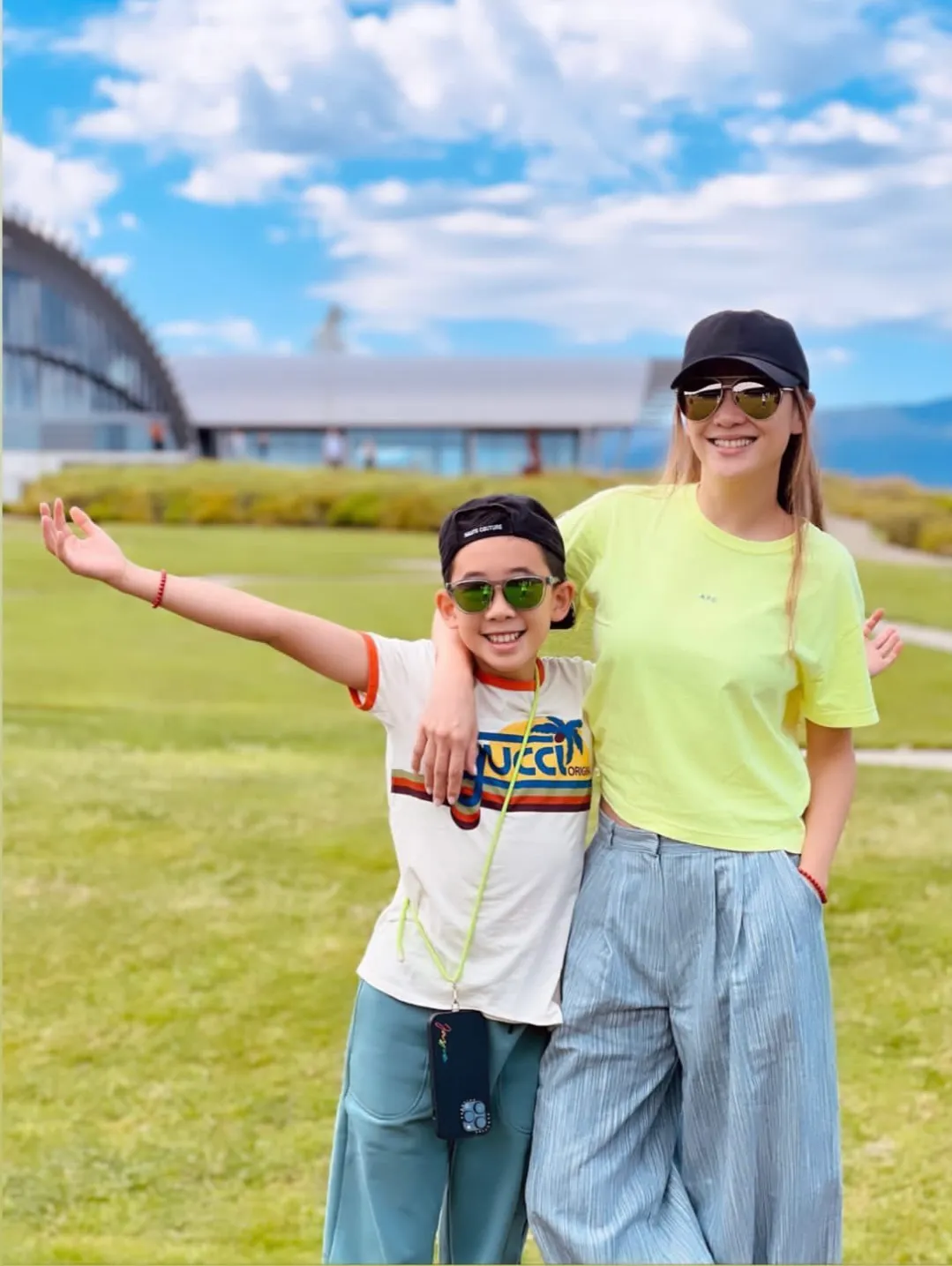 应采儿一家欢乐出游,唯独少了小儿子,笑称是“背着hoho的旅行”