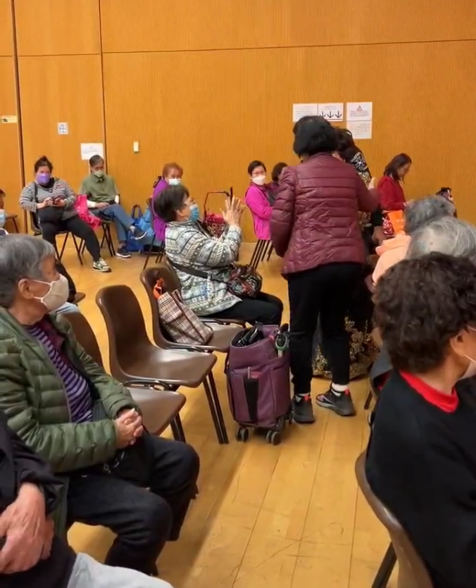 黄夏蕙|89岁香港老戏骨现身商演,挨个握手要红包,大部分观众拒绝