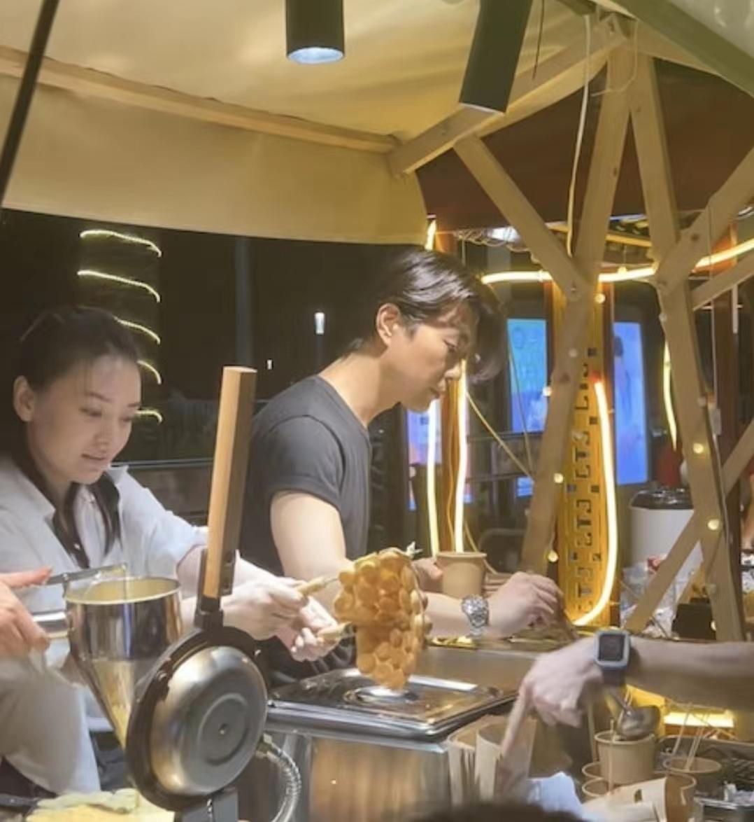 张景淳|秘婚?TVB小生现身内地摆摊卖鱼蛋,左手戴婚戒引关注感情状态