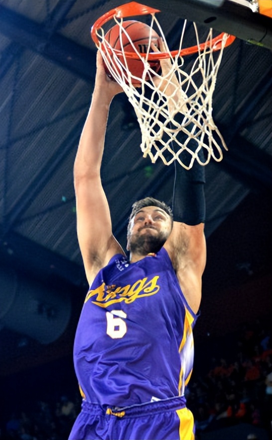 保罗作为NBA顶级后卫,为何选秀时仅仅是第四顺位?前面三人是谁