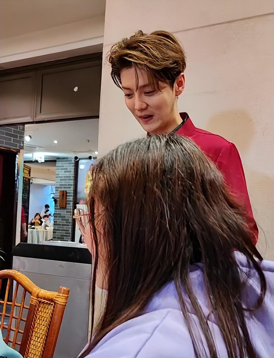 |鹿晗体验当服务员,穿红衣像新郎,给顾客点菜紧张