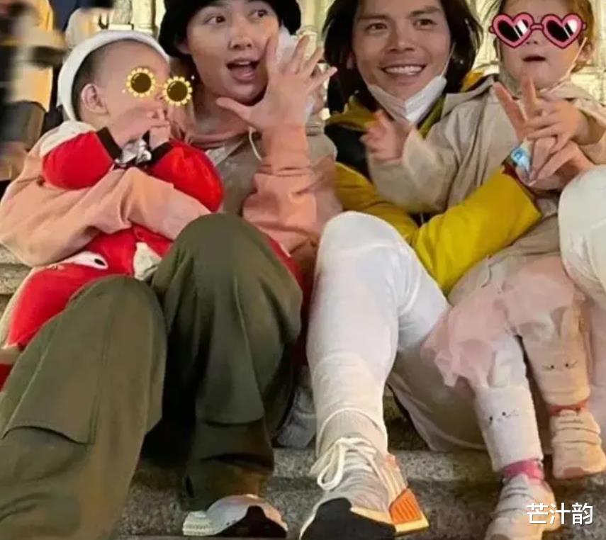 向佐连发动态为妻子庆生,夸郭碧婷是最美妈妈,一家人合照超甜蜜