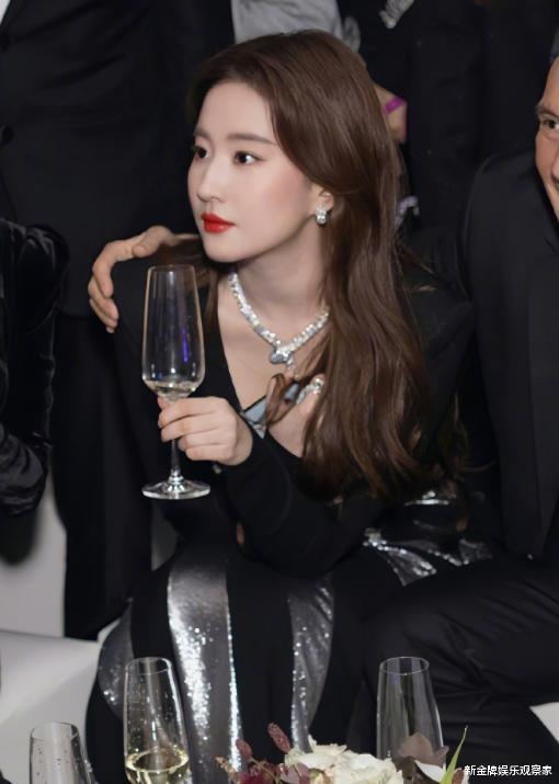 文淇|品牌晚宴大合照,刘亦菲端酒杯优雅,佟丽娅珠光宝气,文淇很乖巧