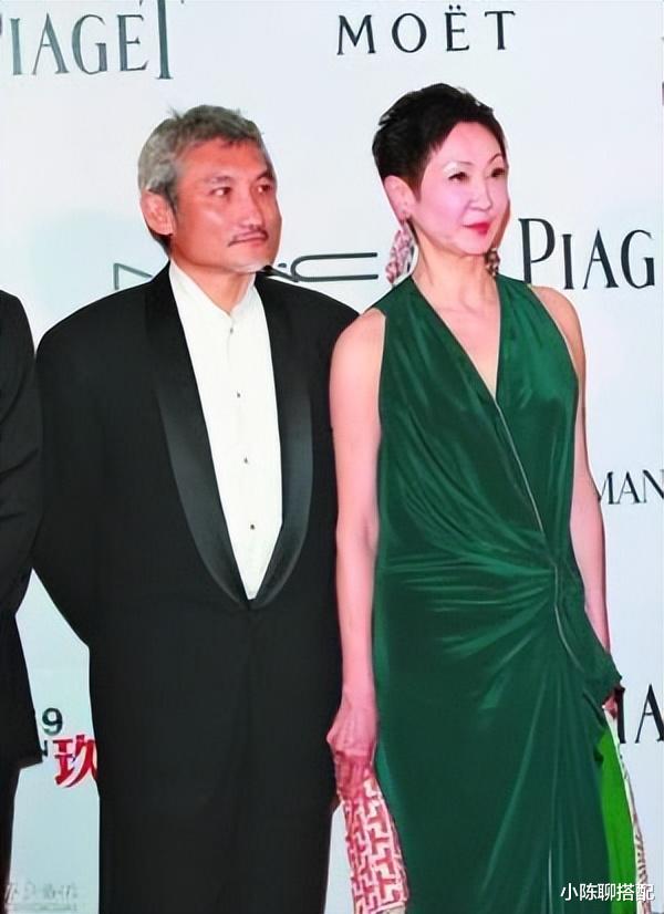 72岁的施南生身姿轻盈，穿旗袍配短发飒爽大气，完全看不出年龄