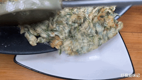 成都|一把香椿芽，打3个鸡蛋，简单炒一炒，鸡蛋嫩滑，香椿芽咸香可口