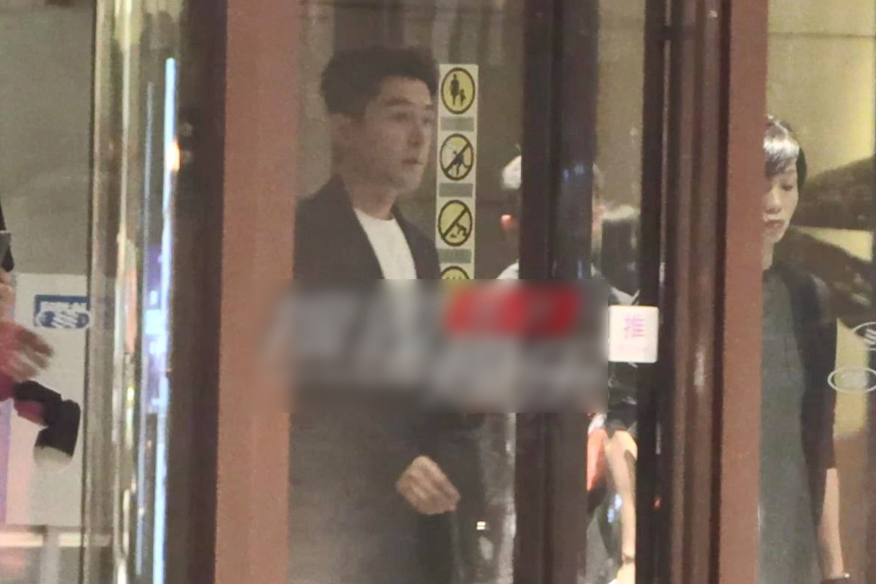 胡歌晒颓废照后首露面，刮掉胡子情绪变正常，细节中尽显高素养