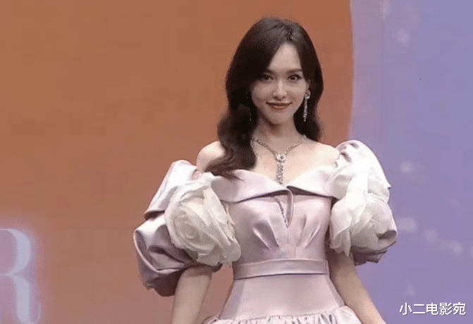 迪丽热巴|迪丽热巴活动红毯造型好辣，杨紫面如寒石，赵丽颖美艳绝伦