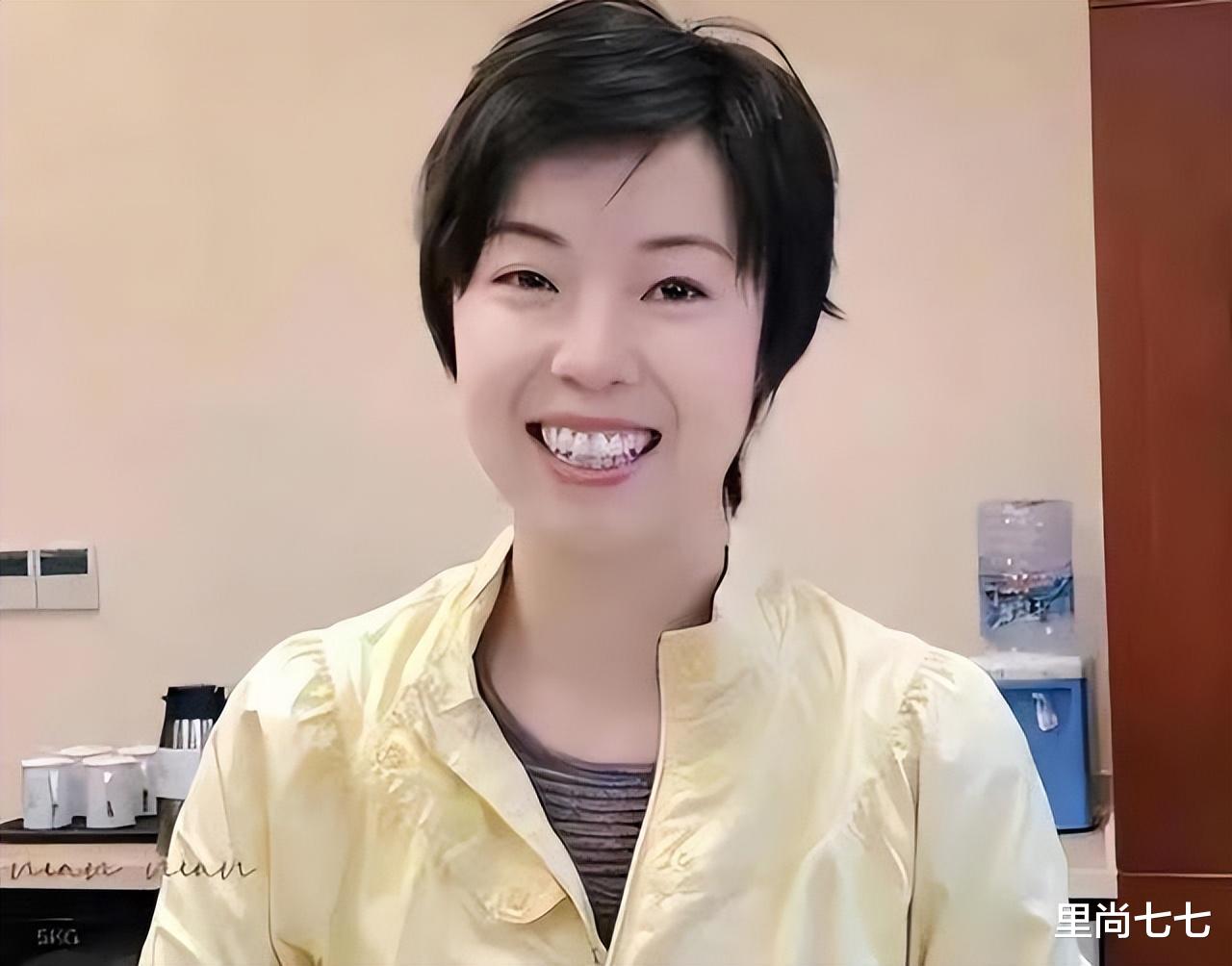 发型|张怡宁香港被偶遇，穿百元卫衣皱巴巴，发型依旧没变样太接地气