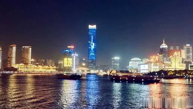 温泉|上海外滩，夜景迷人，恢复疫情前的活力