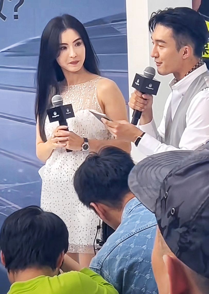 43岁张柏芝现身杭州,笑起来满脸皱纹眼里无光,网友:女神也老了