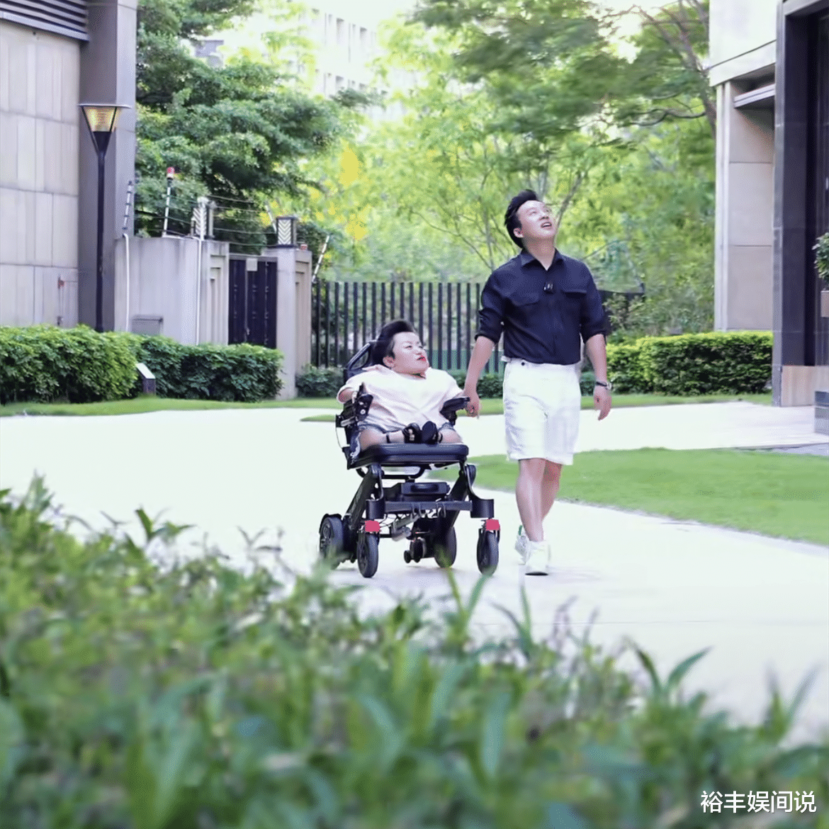 80厘米网红李喜梅官宣结婚,终止妊娠两个月,二婚身家千万带男娃