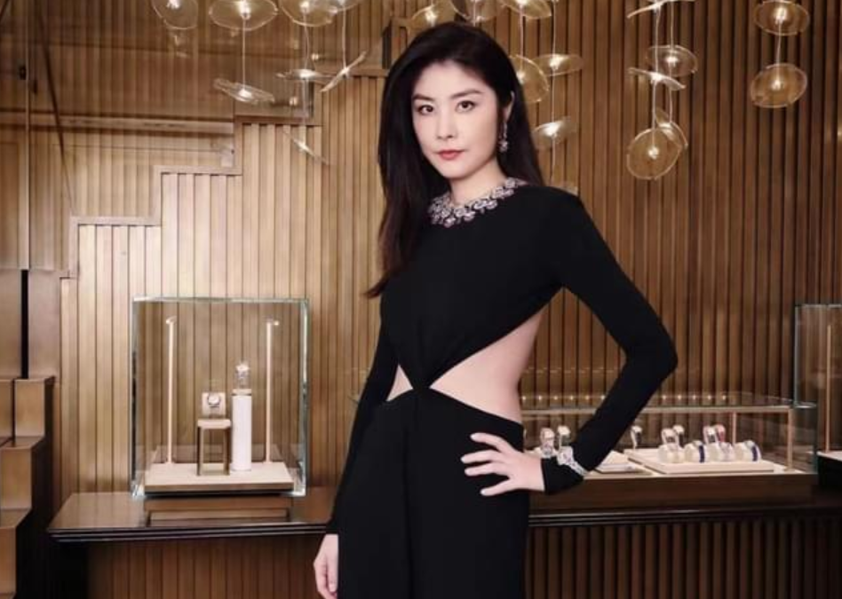 陈慧琳|50岁陈慧琳车祸后伤势痊愈,街头拍摄广告,路透照貌美肤白好冻龄