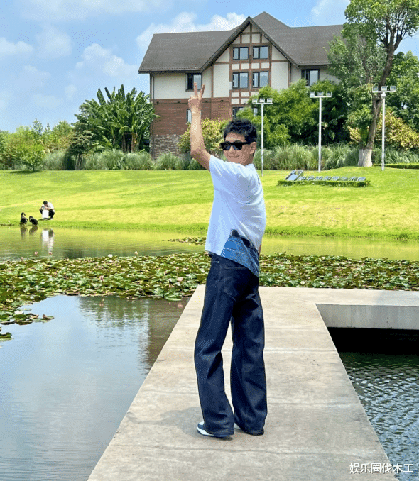 林志颖近照暴瘦，裤管空荡膝盖骨凸出，术后痕迹明显，面部不自然