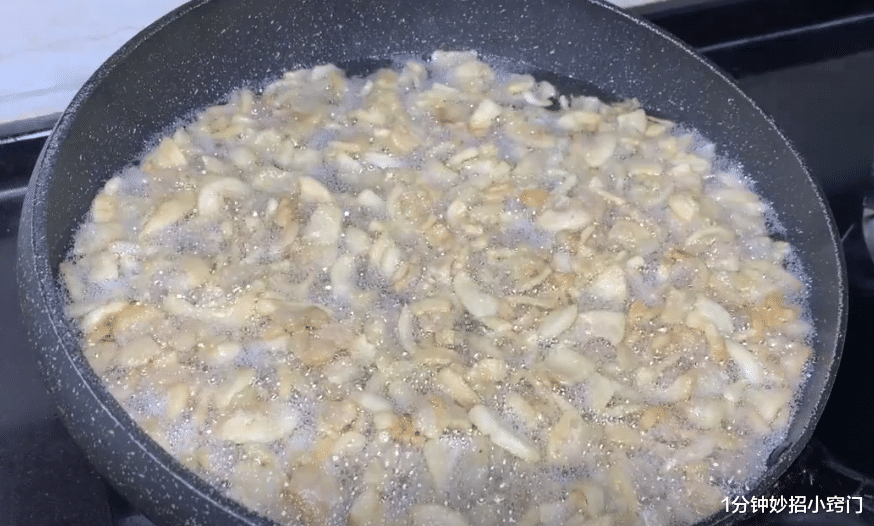 |熬猪油,只放盐是外行,切记多放2样,又白又香还不腥,久放不坏