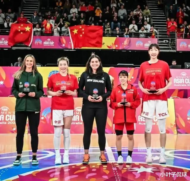 全程卷裤腿、露出大腿！李梦卷裤腿原因曝光，或遭篮协重罚