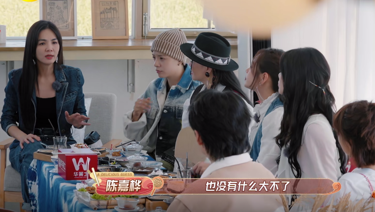 陈嘉桦自曝压力大，在家里坐在浴缸里哭，儿子和老公在一旁陪同