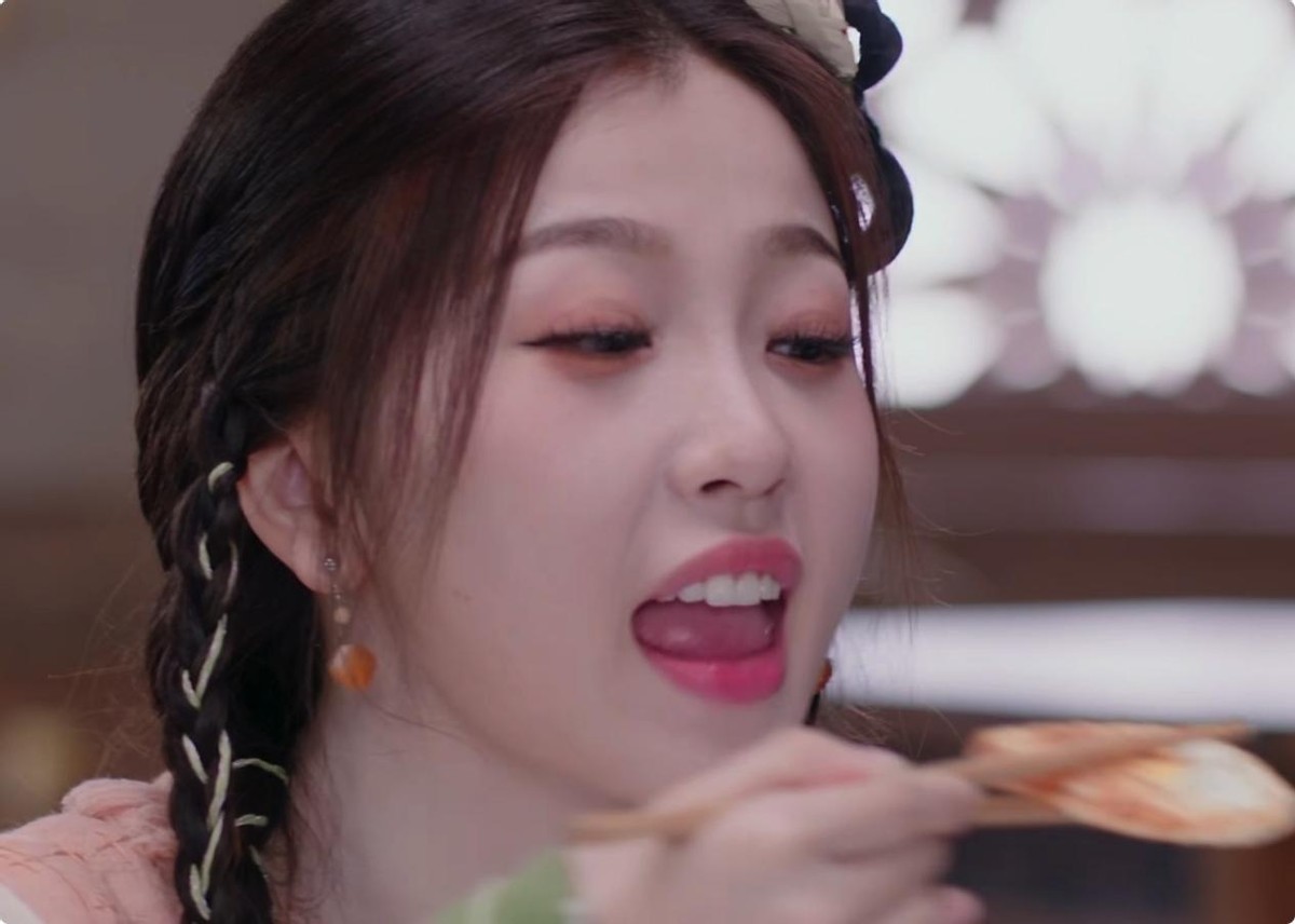 男主抹口红,女主苍蝇腿睫毛、木偶纹脸,这剧多看一分钟都是折磨