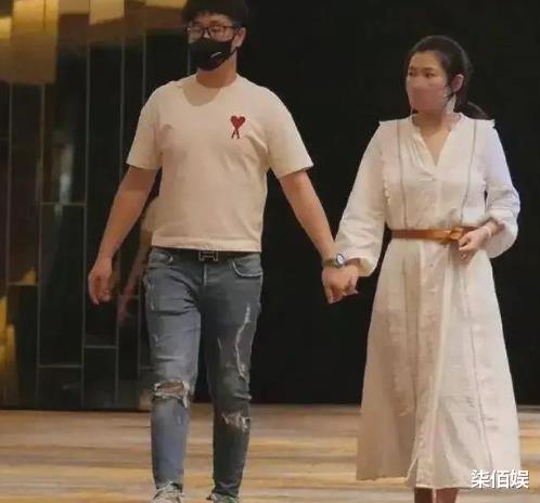 迪丽热巴|Selina晒旅行照，孕肚大如箩用手托住，与男友牵手对视甜笑好幸福