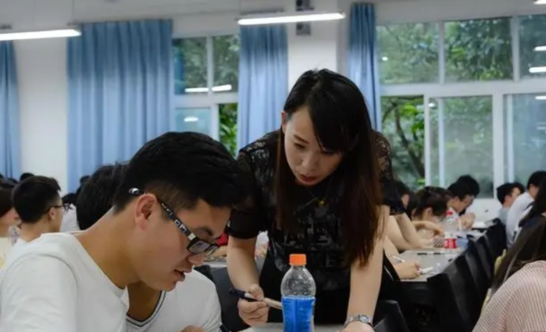 教师|211教师录取名单被质疑，二本院校占大半，学生：他有啥资格教我？