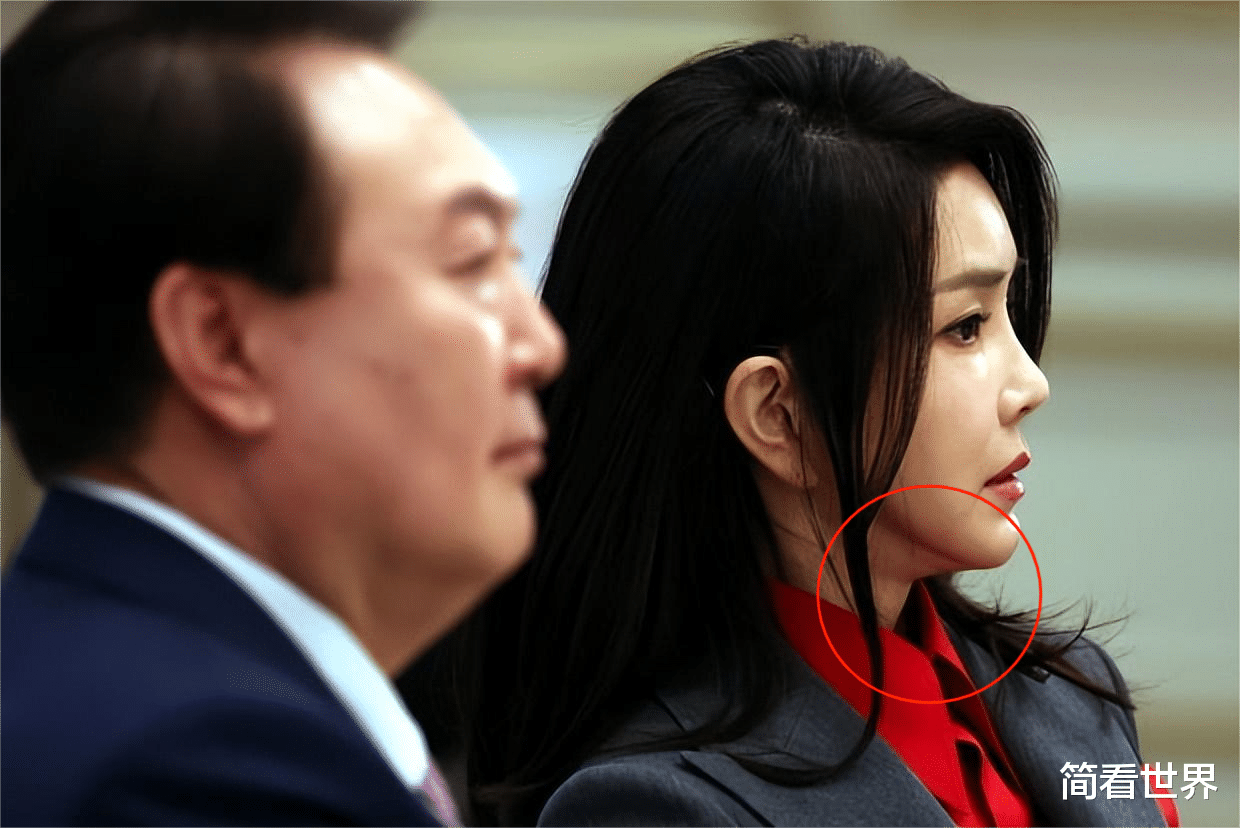 韩国 50岁韩国第一夫人罕见穿蓝裙！“整容脸”超显嫩，脖颈却是死穴