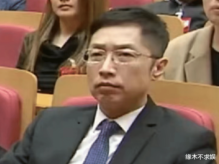 众星登上《新闻联播》,易烊千玺睡眼惺忪,刘德华黄晓明气场强大