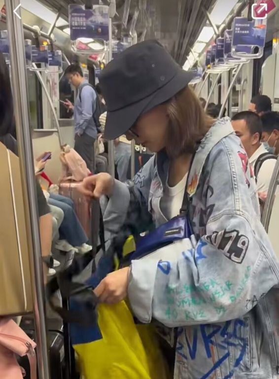 叶振棠|陈意涵乘坐地铁被偶遇，全程站着接地气，未戴口罩无人认出