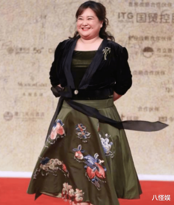 贾玲承认瘦身100斤，海报与近照胖若两人，袁弘曝训练量高达三倍