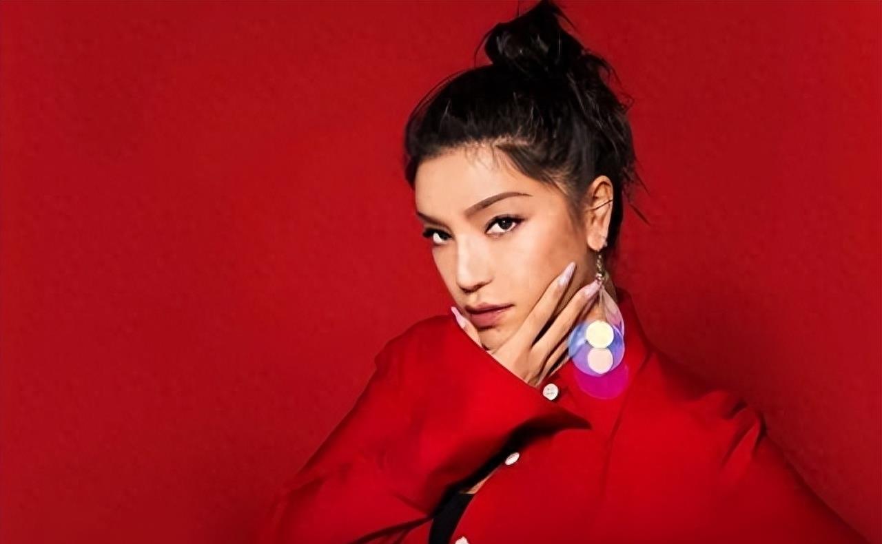 曾是超女冠军,却因整容失败像“怪物”,全身只剩下眼珠是自己的