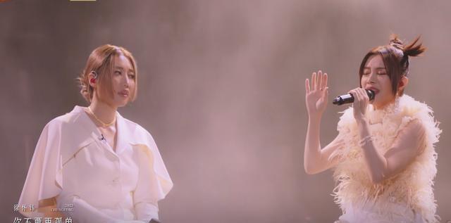 谢娜穿旗袍挑战一字马劈叉,《入画江南》获825分,朱珠美到失语