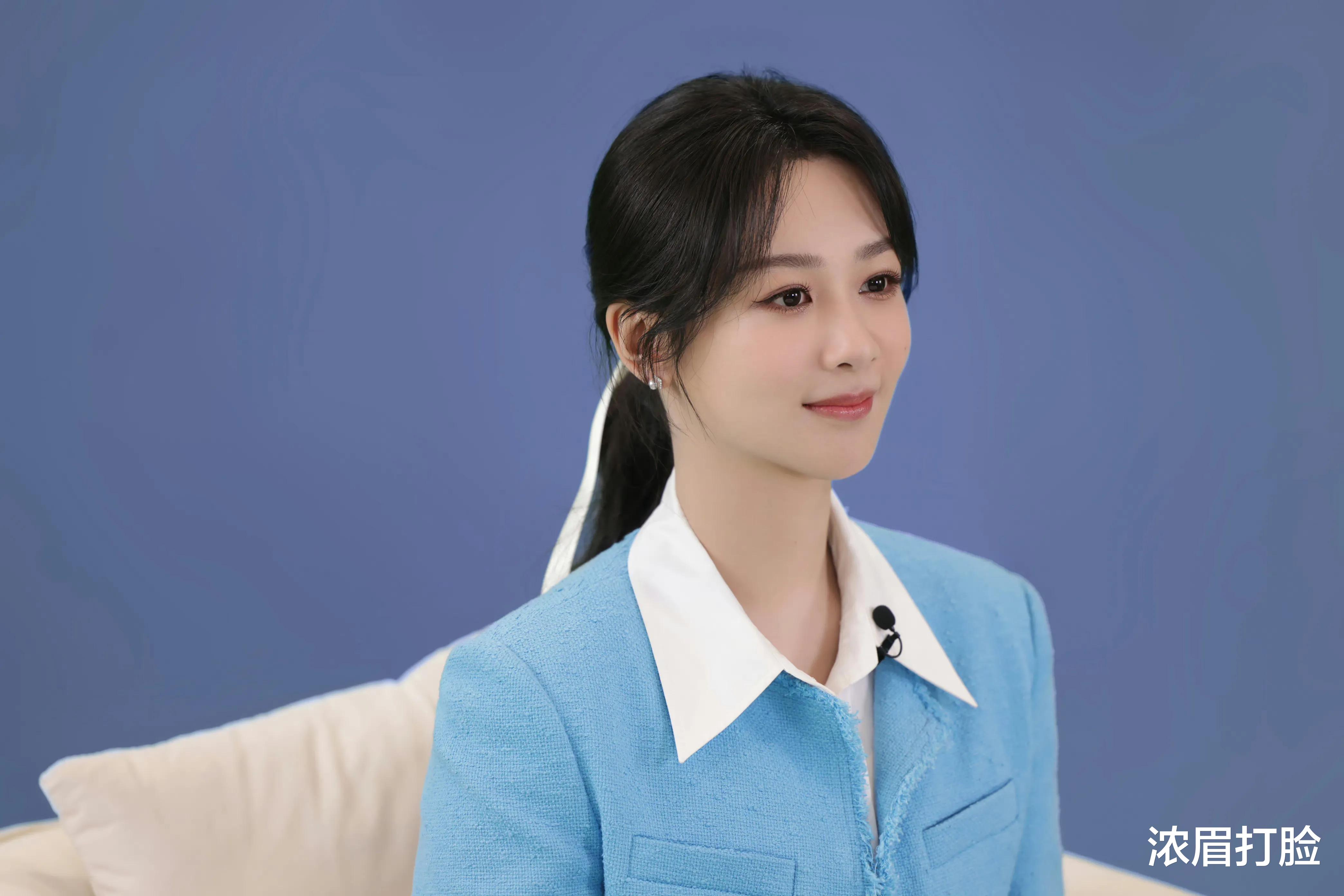 运动 杨紫直播造型翻车，发型老土衣服太村，网友：像乡村女干部
