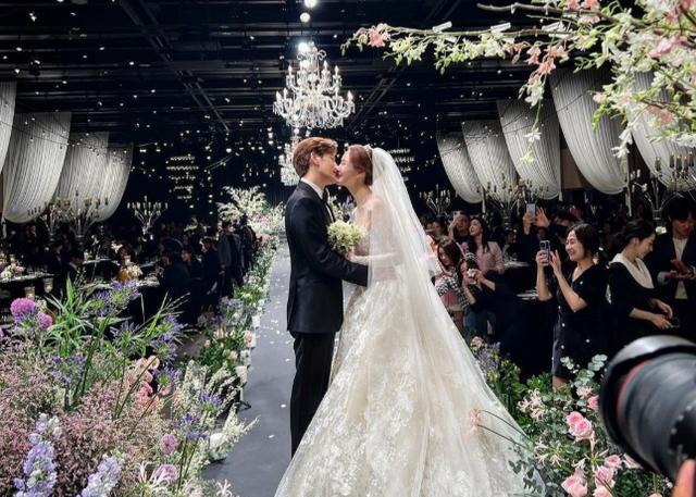 李多海|李多海穿婚纱腰围变粗疑奉子成婚，新郎跳舞入场，现场抹眼泪