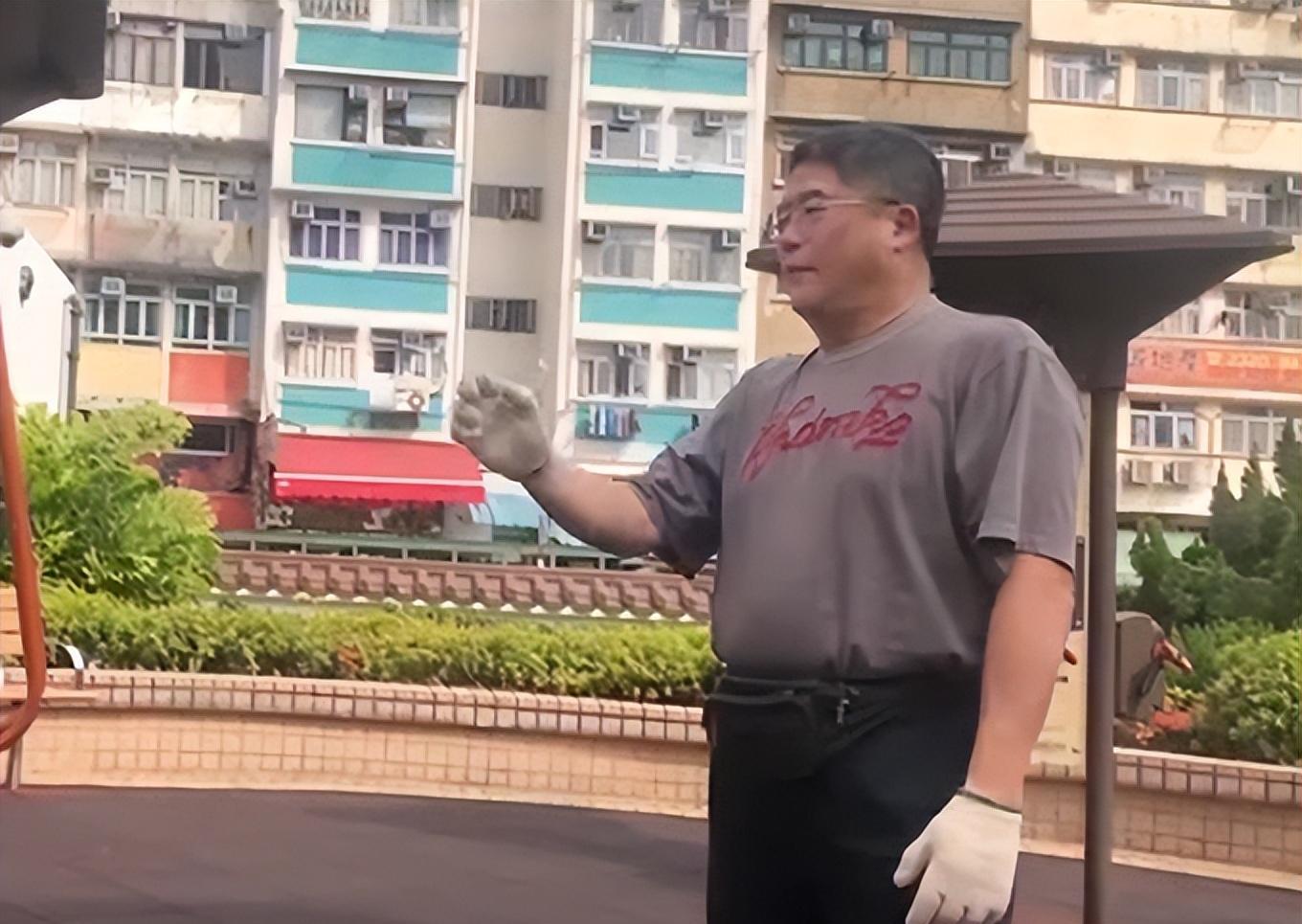 叶童哥哥移居英国生意失败,回国后无戏拍当保安,68岁发福变化大!