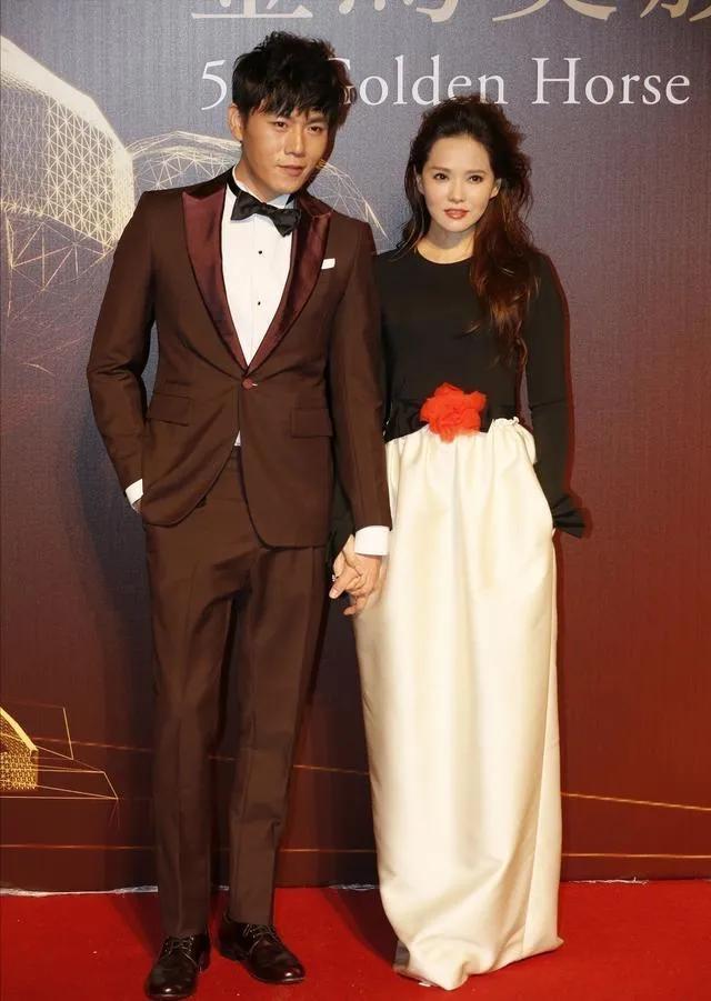 伊能静问秦昊：咱们仨站一块，你靠人家女生那么近干嘛