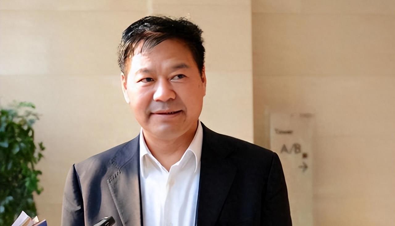 把三个女儿弄去坐牢后,蓝翔校长再送原配入狱,这次被“反杀”了!