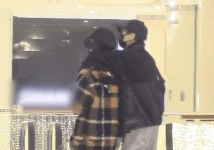 许嵩|许嵩冯禧再次撒糖,男方在舞台上唱歌,冯禧充当工作人员贴心陪伴