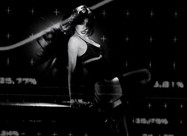 Lisa晒疯马秀演出照，通体雪白球突出，珍珠腰链上身不遮羞